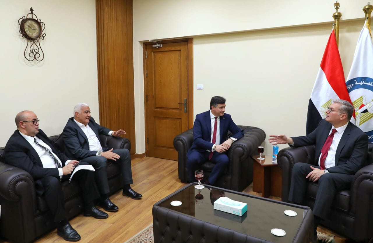 وزير البترول يبحث أنشطة إينى الإيطالية بمناطق امتيازها فى مصر